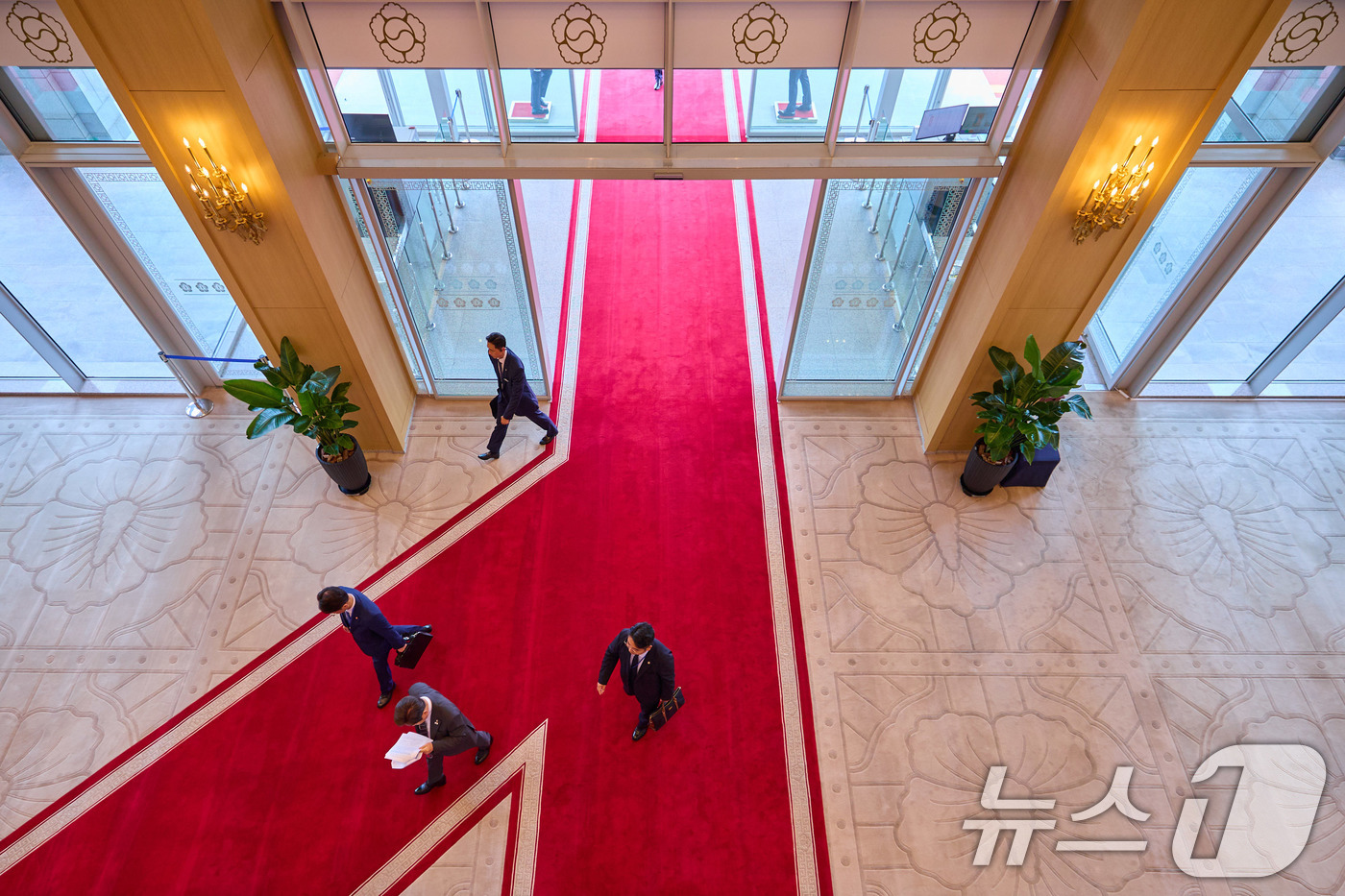 (서울=뉴스1) 박지혜 기자 = 대통령실은 20일 이재명 대통령이 지난 19일 서울 용산구 대통령실 청사로 출근하는 모습을 SNS에 공개했다 . (이재명 대통령 SNS. 재판매 및 …