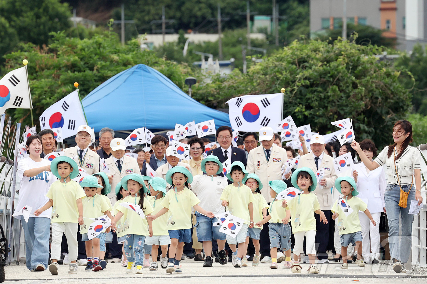 (광주=뉴스1) 박지현 기자 = 닷새 앞으로 다가온 6·25를 맞아 20일 광주 북구 동림동 구 산동교에서 열린 6.25전쟁 전적지 태극기 행사에 참가한 문인 북구청장과 6․25참 …