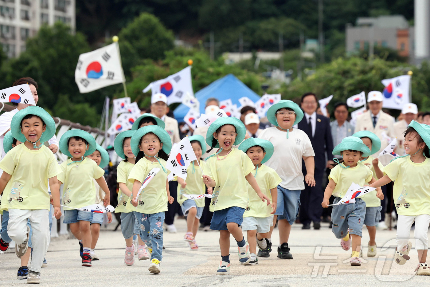 (광주=뉴스1) 박지현 기자 = 닷새 앞으로 다가온 6·25를 맞아 20일 광주 북구 동림동 구 산동교에서 열린 6.25전쟁 전적지 태극기 행사에 참가한 문인 북구청장과 6․25참 …