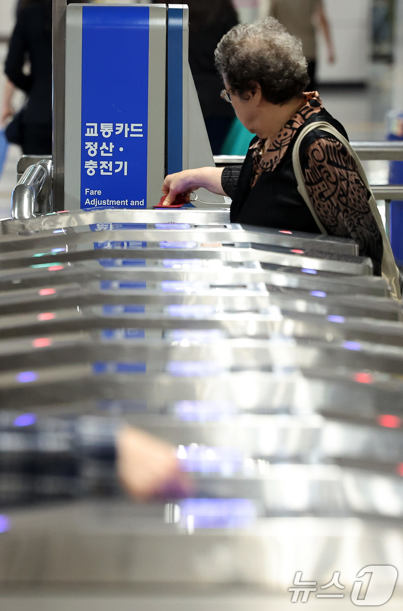 (서울=뉴스1) 이동해 기자 = 서울시가 오는 28일부터 지하철 기본요금을 현재보다 150원 오른 1550원으로 인상을 예고한 가운데 20일 서울의 한 지하철역에서 승객들이 오가고 …