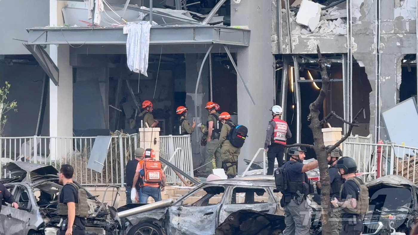 (베르셰바 로이터=뉴스1) 김지완 기자 = 20일(현지시간) 이란이 발사한 미사일로 피해를 입은 이스라엘 베르셰바의 한 건물에서 구조대가 현장을 점검하고 있다. 사진은 로이터가 입 …