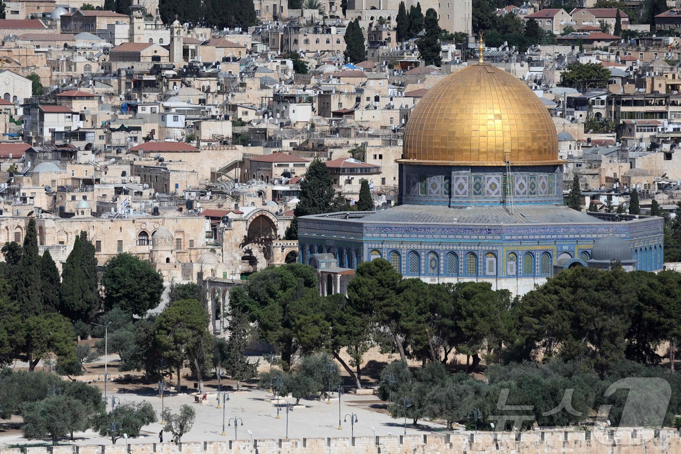 (예루살렘 AFP=뉴스1) 권영미 기자 = 이스라엘의 이란 공습으로 인해 지난 13일(현지시간) 예루살렘의 올드시티에 있는 빈 알아크사 사원 건물 금요 예배가 공식 취소됐다. 황금 …