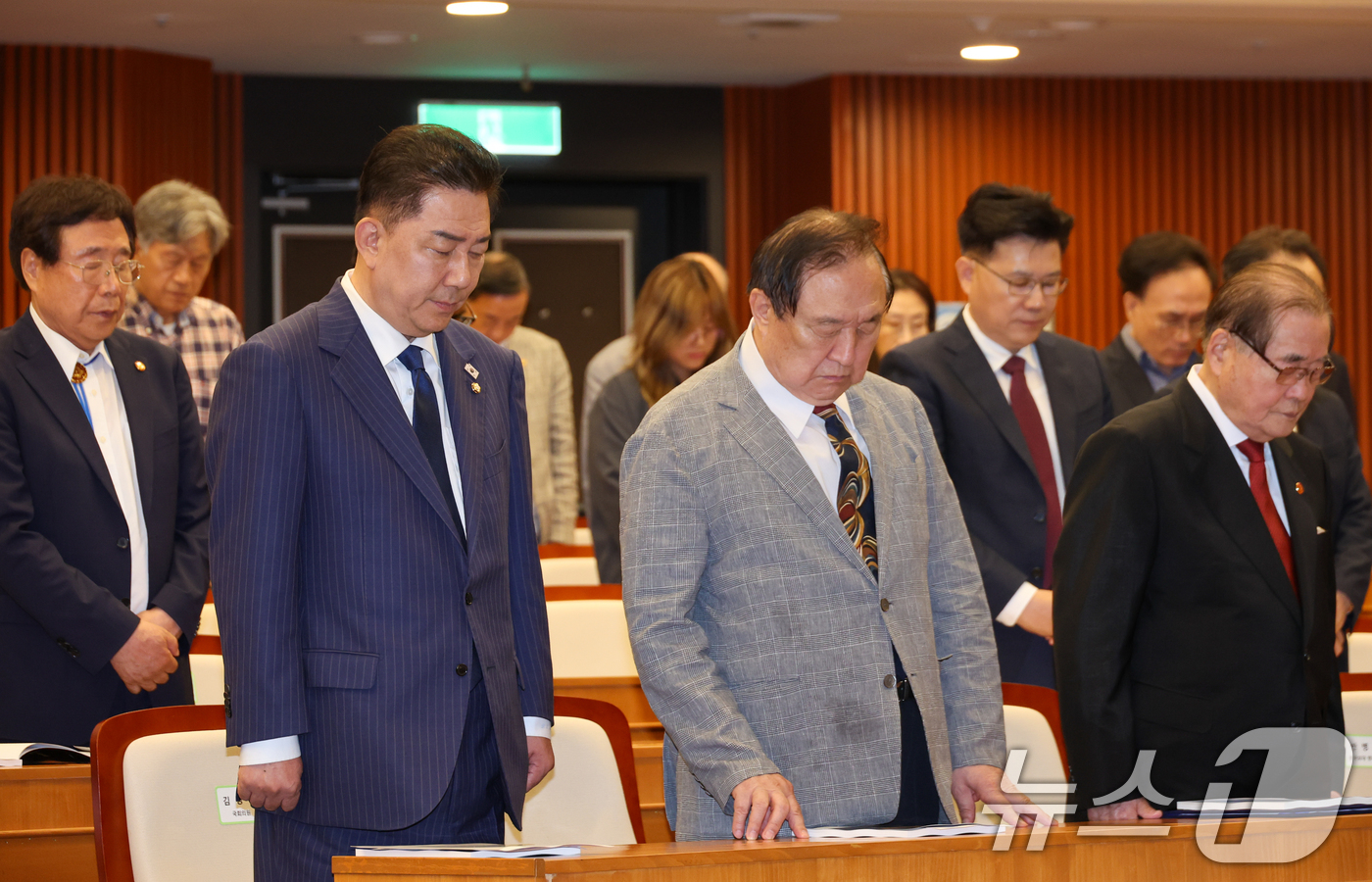 (서울=뉴스1) 안은나 기자 = 김병기 더불어민주당 대표 직무대행 겸 원내대표(앞줄 왼쪽부터), 정대철 헌정회장, 이종찬 광복회장이 20일 오후 서울 여의도 국회 박물관에서 열린 …