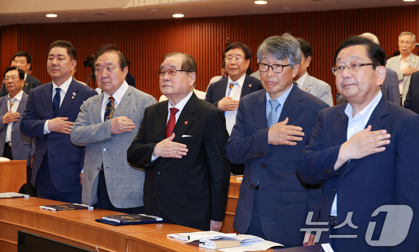 (서울=뉴스1) 안은나 기자 = 김병기 더불어민주당 대표 직무대행 겸 원내대표(앞줄 왼쪽부터), 정대철 헌정회장, 이종찬 광복회장, 반병률 한국외대 명예교수, 호사카 유지 세종대 …
