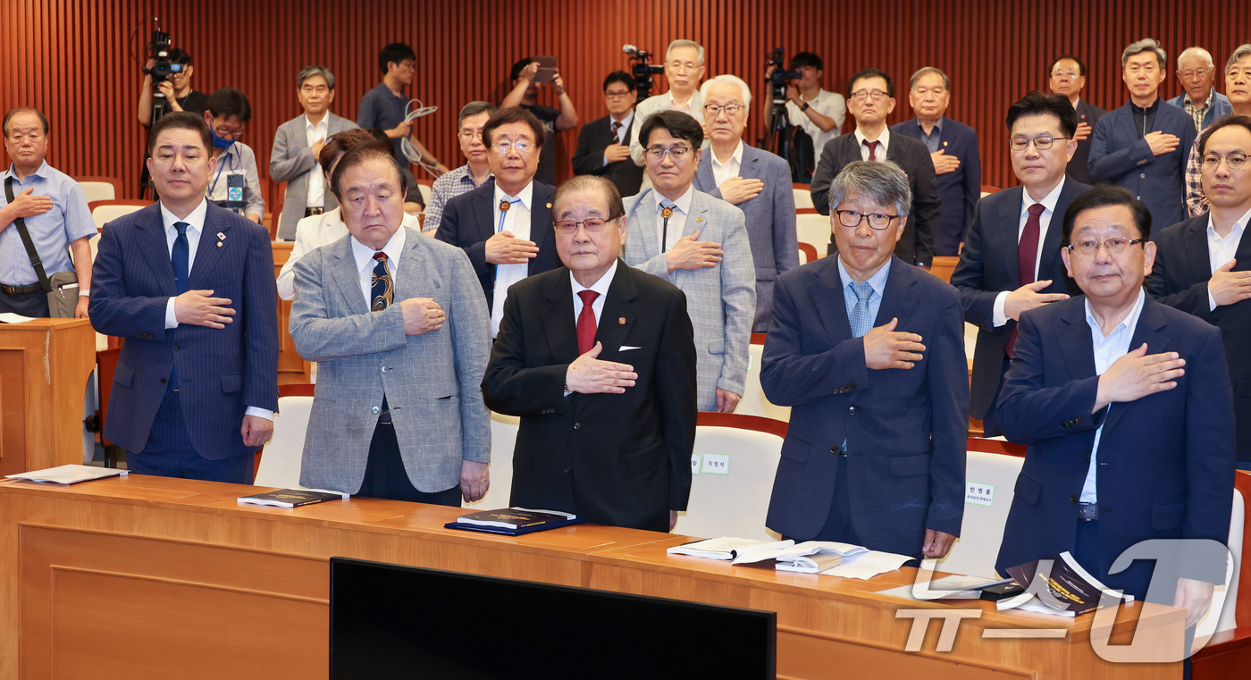 (서울=뉴스1) 안은나 기자 = 김병기 더불어민주당 대표 직무대행 겸 원내대표(앞줄 왼쪽부터), 정대철 헌정회장, 이종찬 광복회장, 반병률 한국외대 명예교수, 호사카 유지 세종대 …