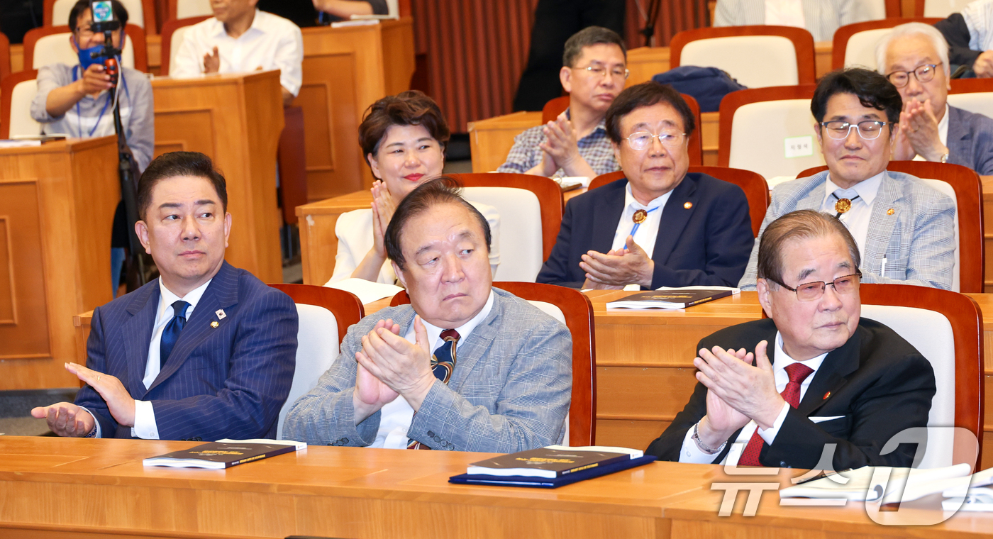 (서울=뉴스1) 안은나 기자 = 김병기 더불어민주당 대표 직무대행 겸 원내대표(앞줄 왼쪽부터), 정대철 헌정회장, 이종찬 광복회장이 20일 오후 서울 여의도 국회 박물관에서 열린 …
