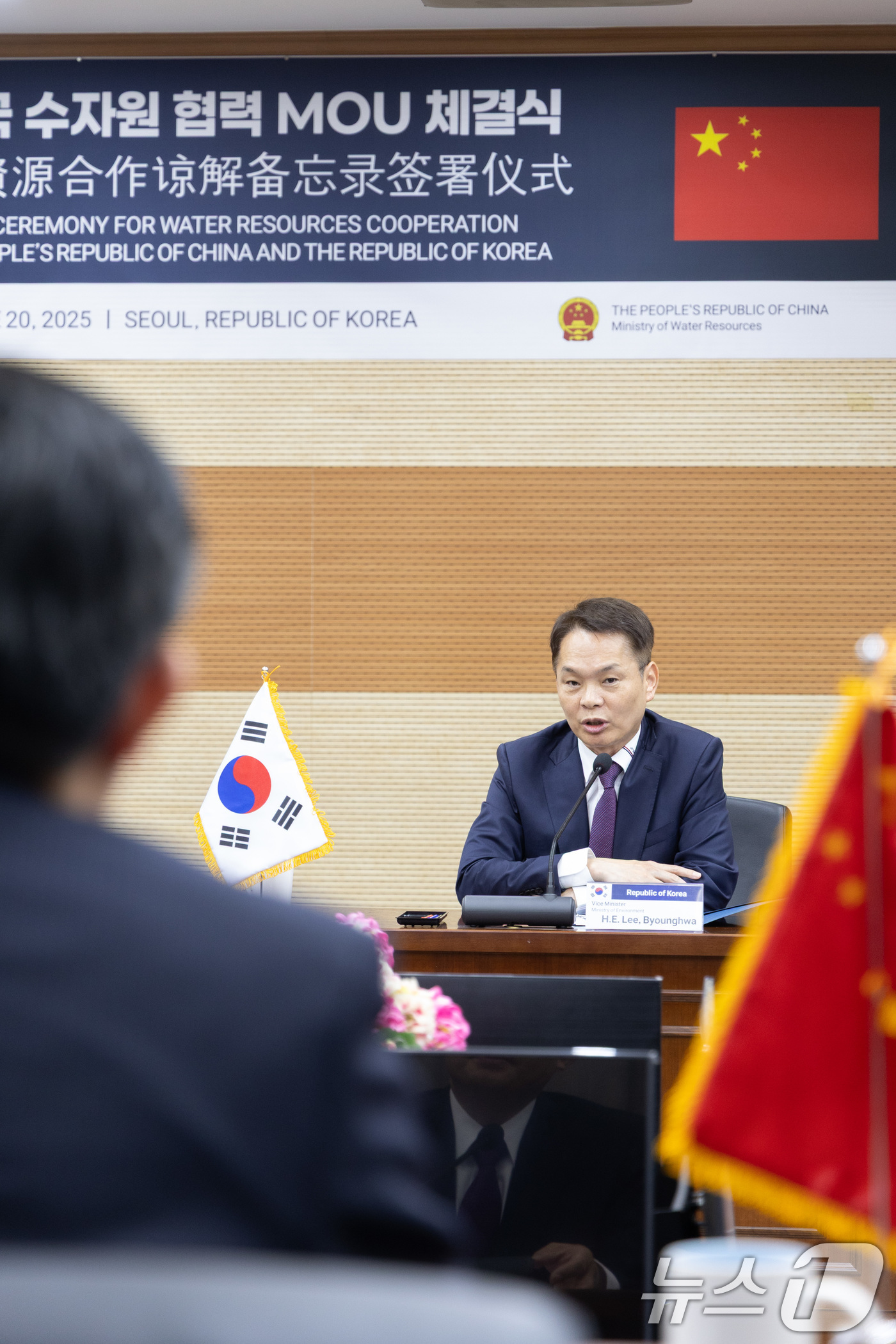 (서울=뉴스1) = 이병화 환경부 차관이 20일 서울 서초구 소재 한강홍수통제소에서 진 민 중국 수리부 부부장(차관급)과 만나 기후위기 대응 및 수자원 협력 강화를 위한 방안을 논 …