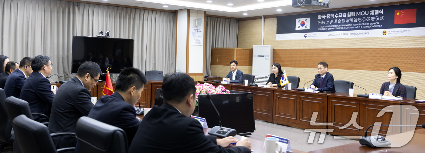 (서울=뉴스1) = 이병화 환경부 차관이 20일 서울 서초구 소재 한강홍수통제소에서 진 민 중국 수리부 부부장(차관급)과 만나 기후위기 대응 및 수자원 협력 강화를 위한 방안을 논 …
