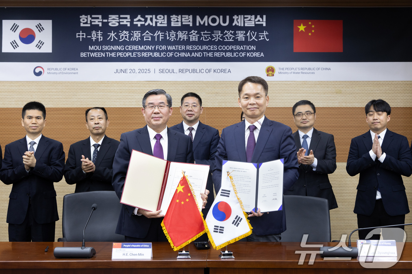(서울=뉴스1) = 이병화 환경부 차관이 20일 서울 서초구 소재 한강홍수통제소에서 진 민 중국 수리부 부부장(차관급)과 '기후위기 대응 및 지속 가능한 통합 수자원 관리 협력 강 …