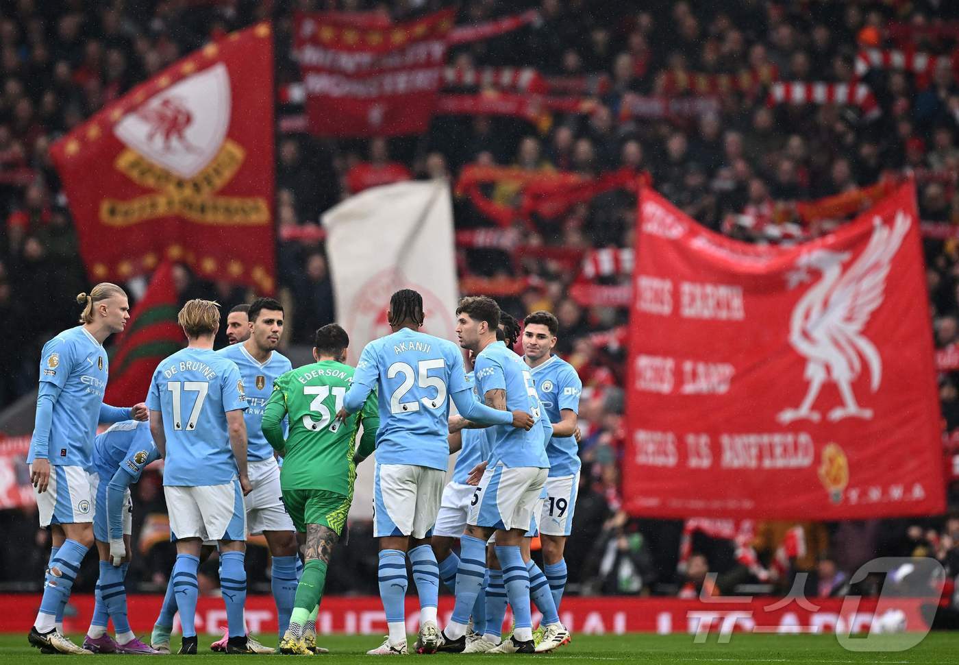 본문 이미지 - 킥오프를 앞둔 맨시티 선수들 ⓒ AFP=뉴스1