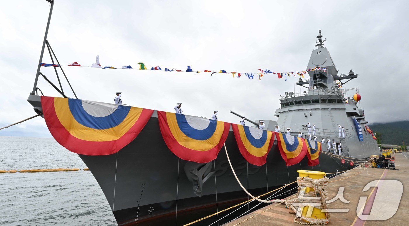 (서울=뉴스1) = 20일 경남 고성군 SK오션플랜트에서 울산급 Batch-lll 2번함 경북함 진수식이 열리고 있다.사진은 이날 진수된 최신예 호위함 경북함 모습. (해군 제공. …