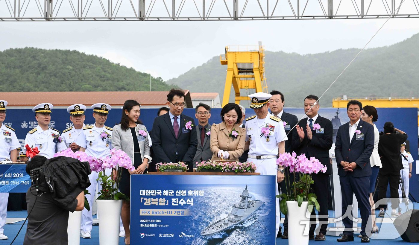 (서울=뉴스1) = 20일 경남 고성군 SK오션플랜트에서 열린 울산급 Batch-lll 2번함 경북함 진수식에서 양용모 해군참모총장의 부인 최혜경 여사가 진수도끼를 이용해 진수줄을 …