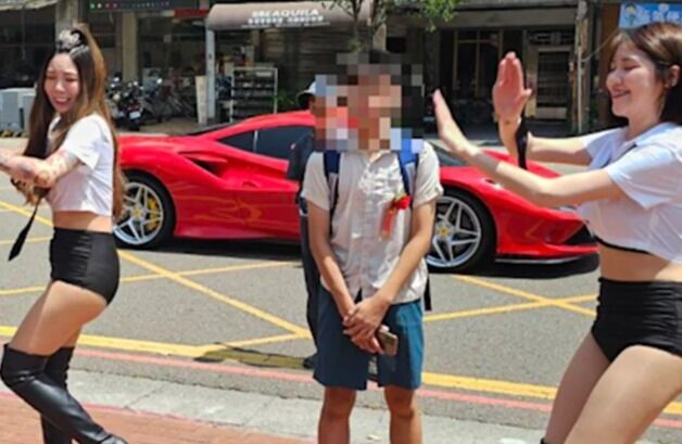 '부모 맞아?' 중학생 아들 졸업 선물 '야한 옷 폴댄서' 부른 부부