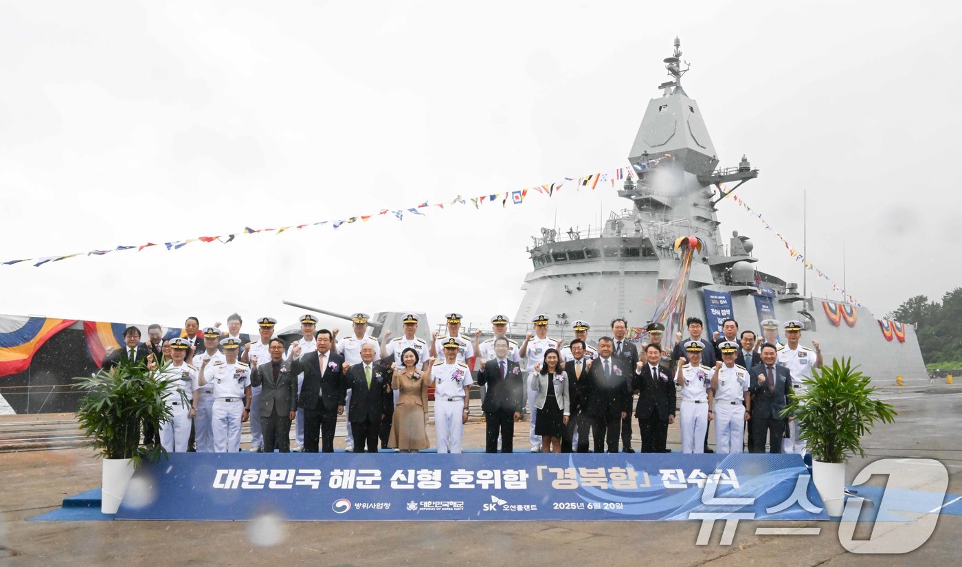 (서울=뉴스1) = 20일 경남 고성군 SK오션플랜트에서 열린 울산급 Batch-lll 2번함 경북함 진수식에서 양용모 해군참모총장, 이승철 SK오션플랜트 대표이사를 비롯한 행사 …