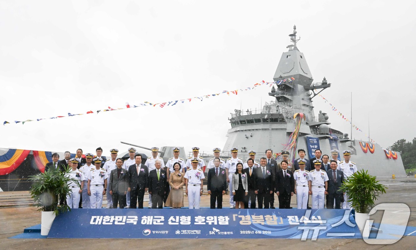 (서울=뉴스1) = 20일 경남 고성군 SK오션플랜트에서 열린 울산급 Batch-lll 2번함 경북함 진수식에서 양용모 해군참모총장, 이승철 SK오션플랜트 대표이사를 비롯한 행사 …