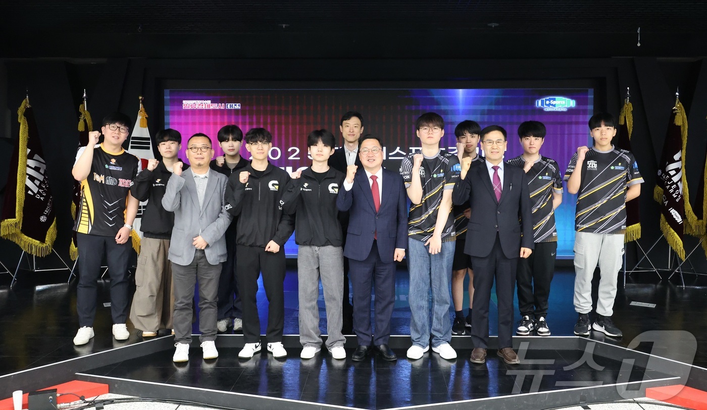 (대전=뉴스1) 김기태 기자 = 이장우 시장이 20일 대전e스포츠경기장에서 열린 이스포츠 구단 창단식에서 선수단과 파이팅을 하고 있다. (대전시 제공. 재판매 및 DB 금지) 20 …