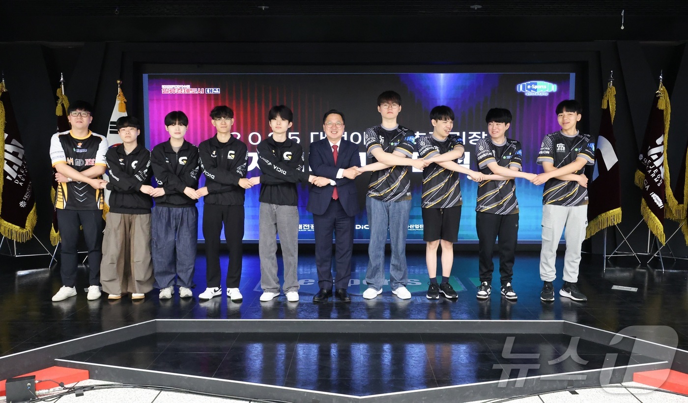 (대전=뉴스1) 김기태 기자 = 이장우 시장이 20일 대전e스포츠경기장에서 열린 이스포츠 구단 창단식에서 선수단과 파이팅을 하고 있다. (대전시 제공. 재판매 및 DB 금지) 20 …