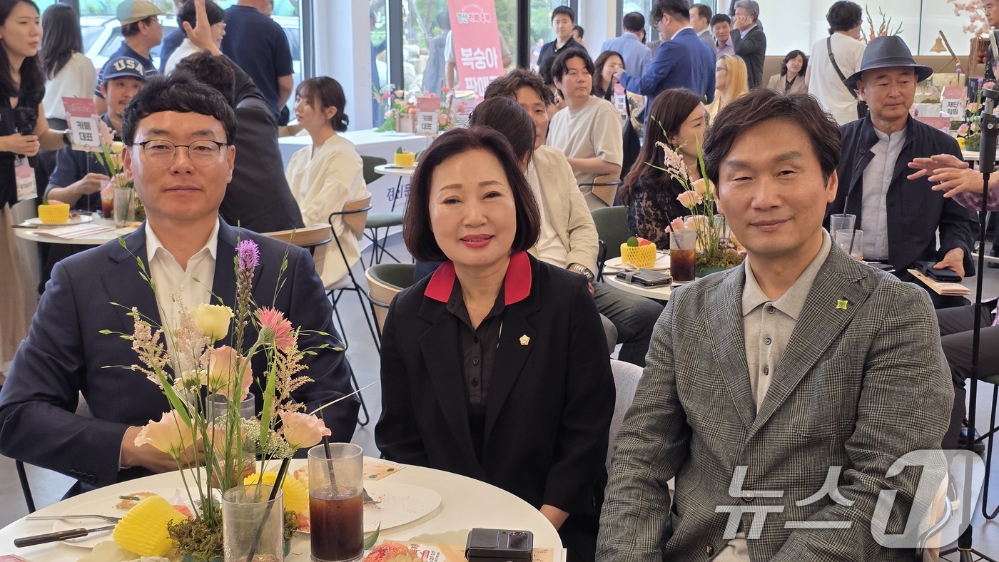(경산=뉴스1) 정우용 기자 = 20일 하양송송제빵소에서 열린 제1회 경산 카페축제 개막식에서 조현일 경산시장(오른쪽 첫번째)이 손말남(가운데)·김인수 시의원과 행사를 행사를 지켜 …