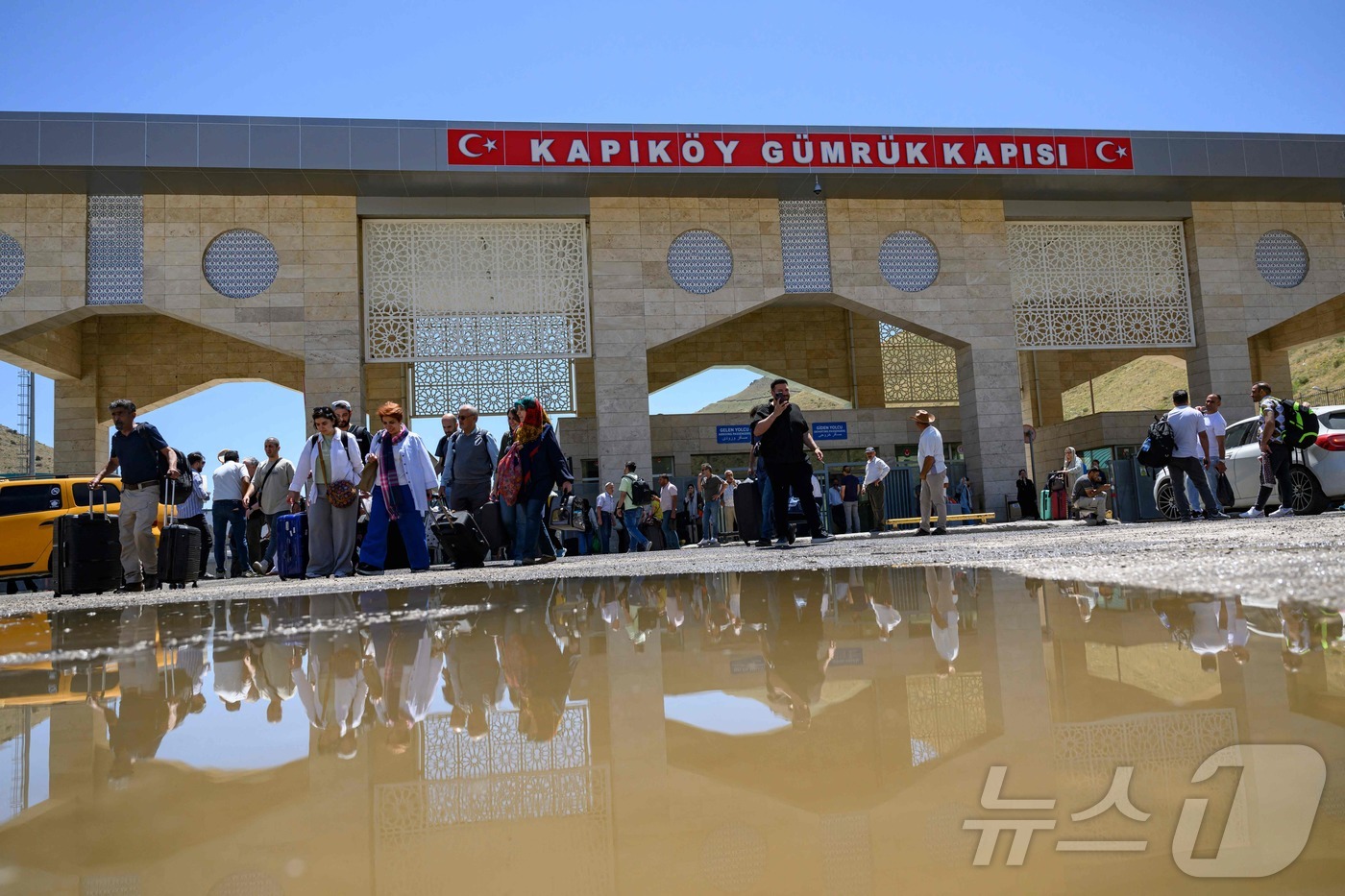 (터키 라지-카피코이 AFP=뉴스1) 신기림 기자 = 이란인들이 19일(현지시간) 터키 북동부의 라지-카피코이 국경 통과를 통해 터키로 입국하고 있다. 2025.6.19 ⓒ AFP …