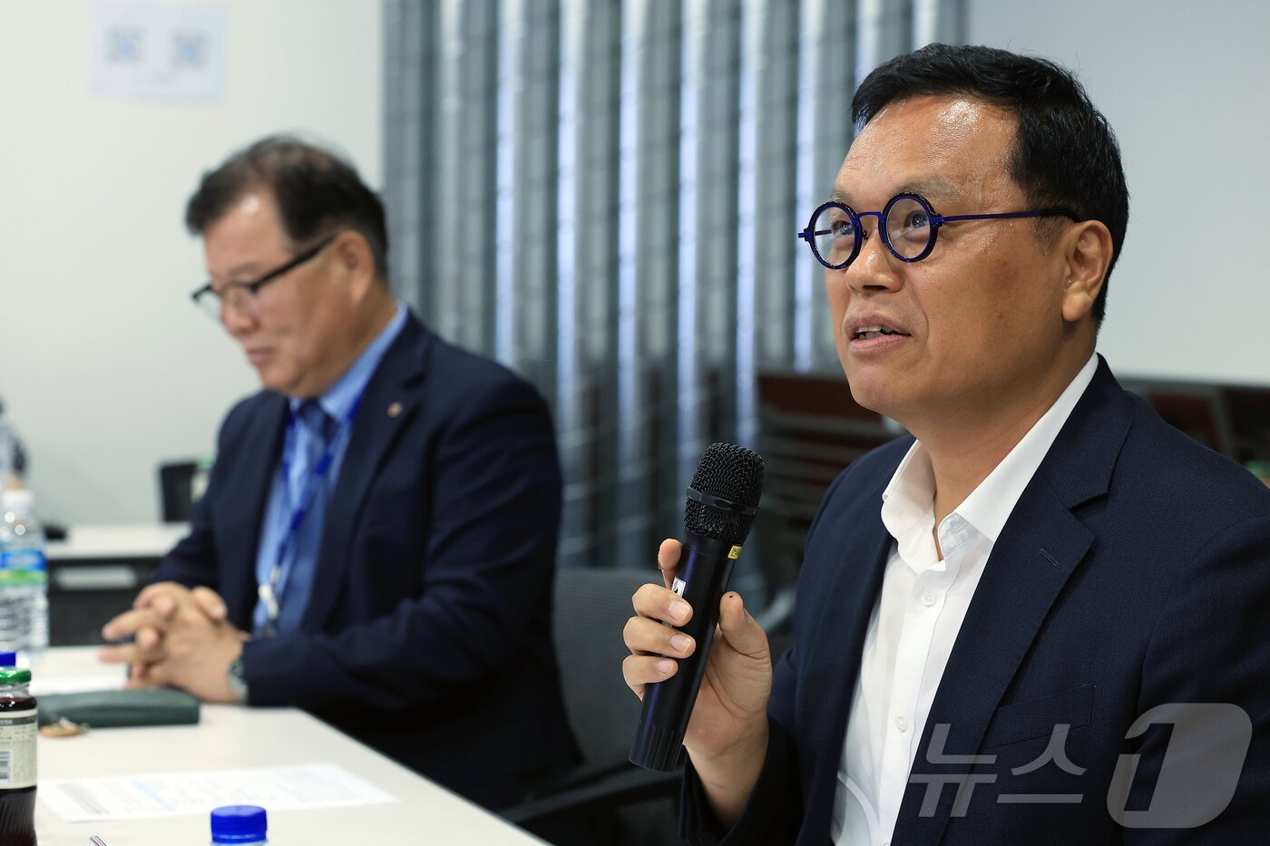 본문 이미지 - 홍기옥 농림축산식품부 과장이 20일 오후 경기도 성남시 분당구 판교스타트업 캠퍼스에서 열린 반려동물 육성 협의회의 반려산업 생태계 참여자 간담회에서 인사말을 하고 있다. 2025.6.20/뉴스1 ⓒ News1 박정호 기자