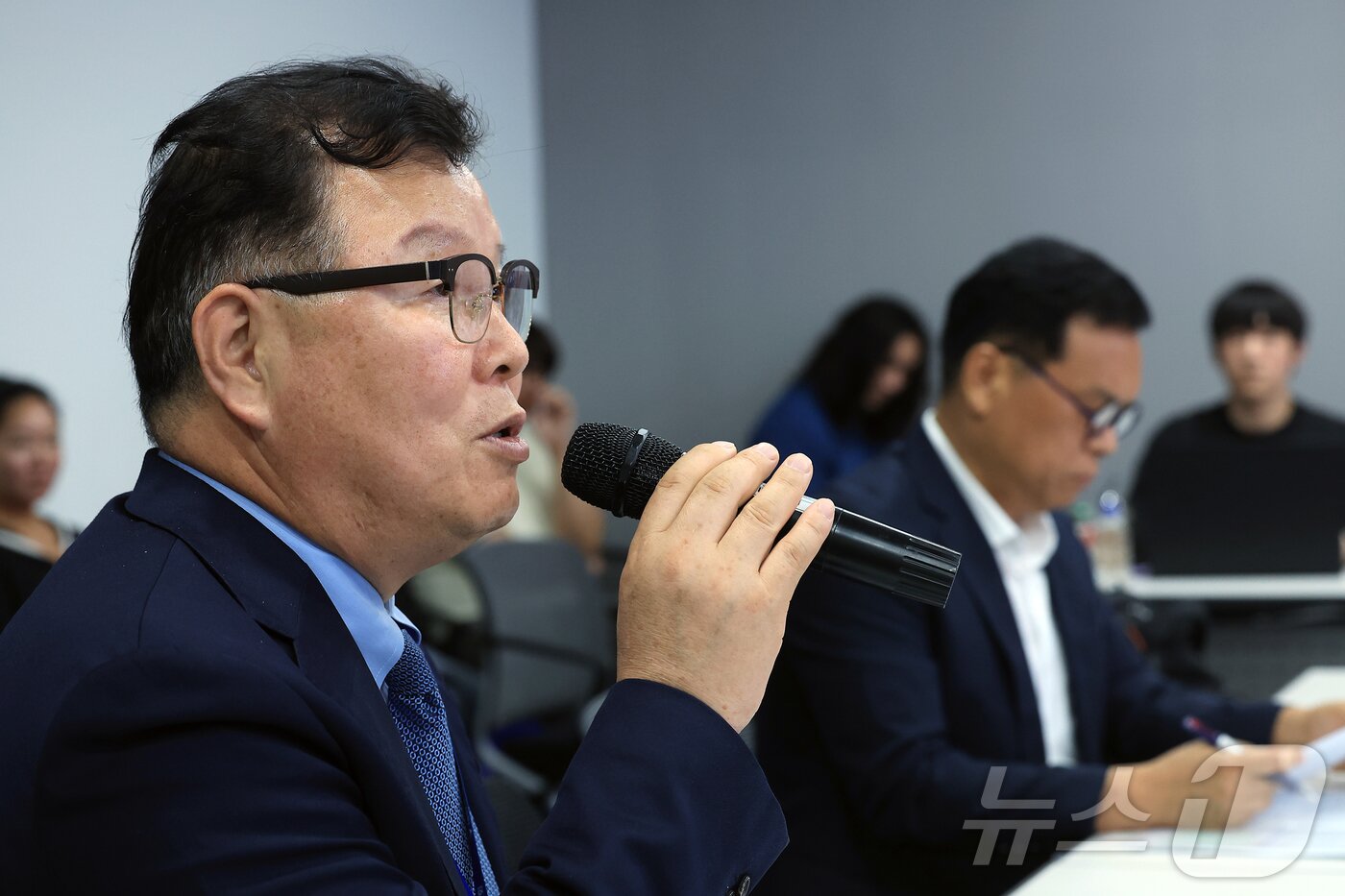 본문 이미지 - 허주형 대한수의사회 회장이 20일 오후 경기도 성남시 분당구 판교스타트업 캠퍼스에서 열린 반려동물 육성 협의회의 반려산업 생태계 참여자 간담회에서 인사말을 하고 있다. 2025.6.20/뉴스1 ⓒ News1 박정호 기자