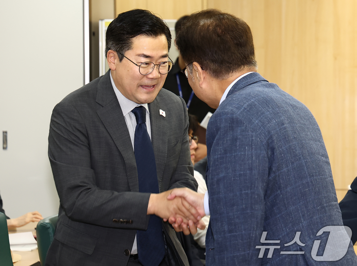 (서울=뉴스1) 김민지 기자 = 박찬대 전 더불어민주당 원내대표와 우원식 국회의장이 20일 서울 여의도 국회에서 열린 2025 심포지엄 전시국회와 조봉암의 리더십에서 인사하고 있다 …