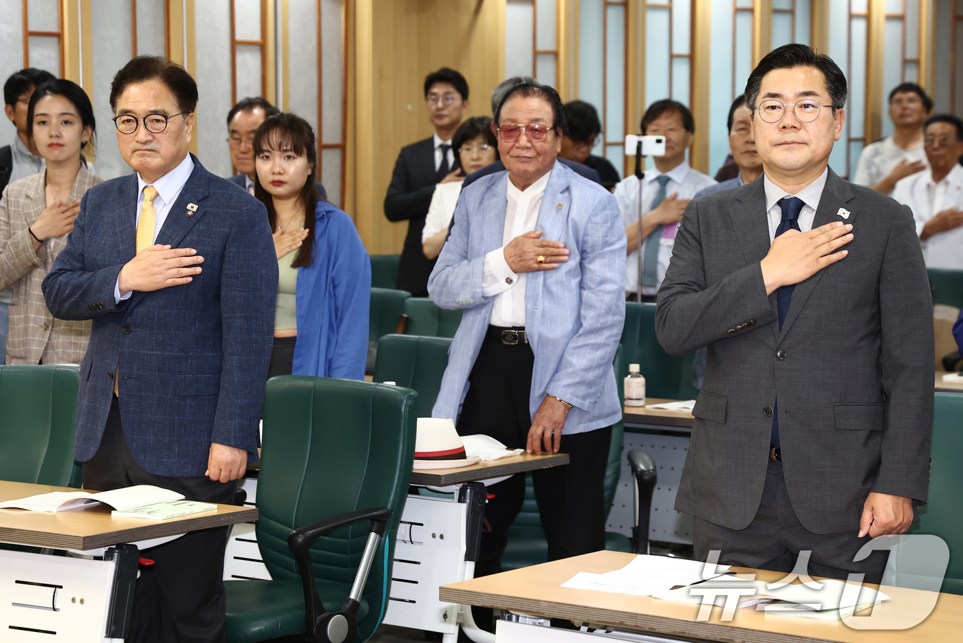 (서울=뉴스1) 김민지 기자 = 우원식 국회의장과 박찬대 전 더불어민주당 원내대표가 20일 서울 여의도 국회에서 열린 2025 심포지엄 전시국회와 조봉암의 리더십에 참석해 국민의례 …