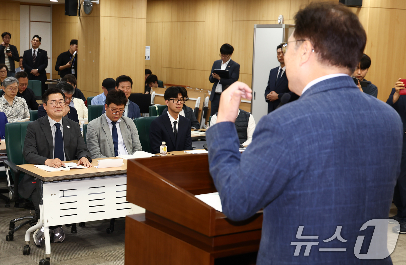 (서울=뉴스1) 김민지 기자 = 박찬대 전 더불어민주당 원내대표가 20일 서울 여의도 국회에서 열린 2025 심포지엄 전시국회와 조봉암의 리더십에서 우원식 국회의장의 축사를 듣고 …