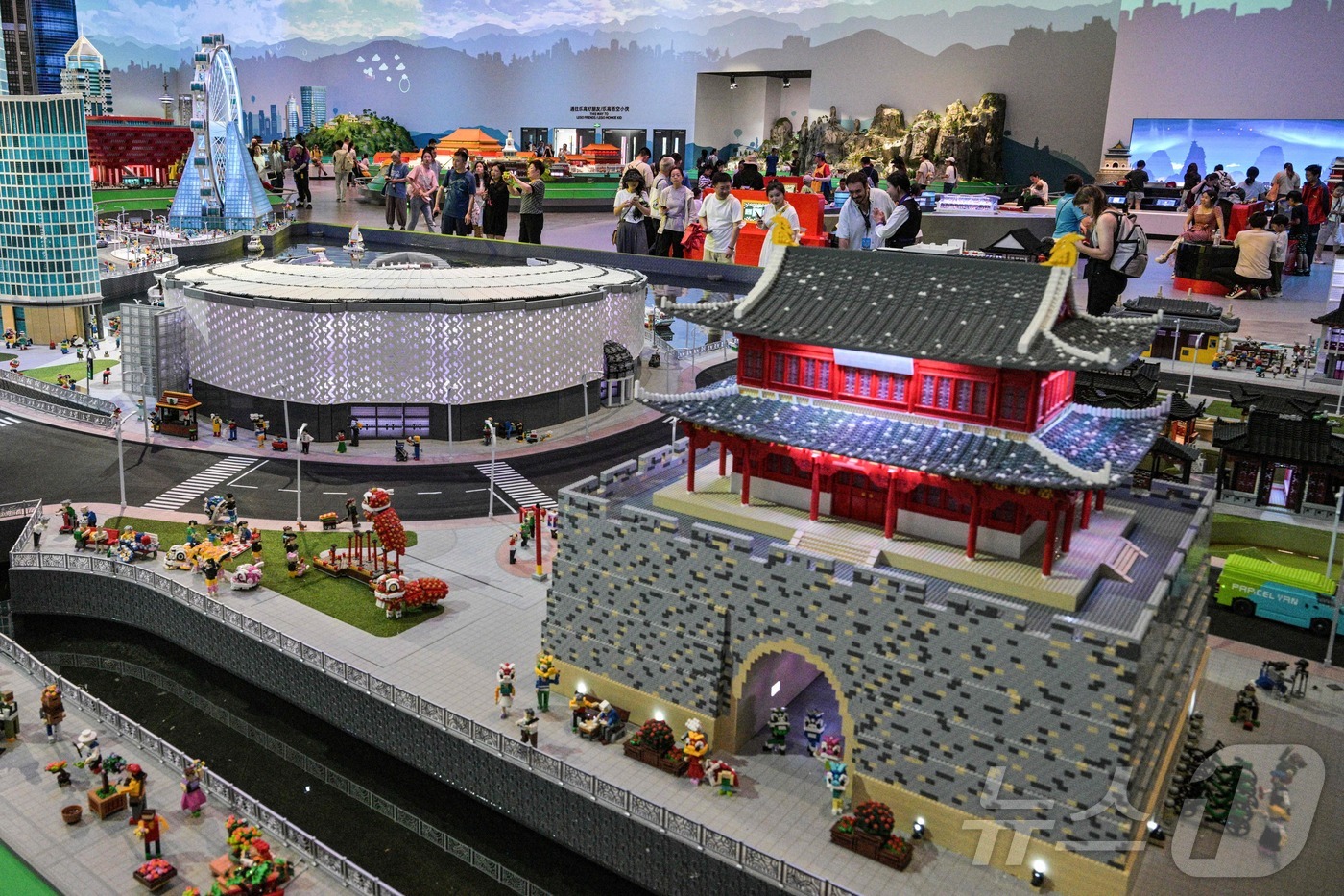 (상하이 AFP=뉴스1) 신기림 기자 = 20일 중국 상하이 진산 지구에 위치한 새로운 레고랜드 상하이 리조트에서 사람들이 쑤저우시의 레고 모형 옆을 지나가고 있다. 세계 최대 규 …