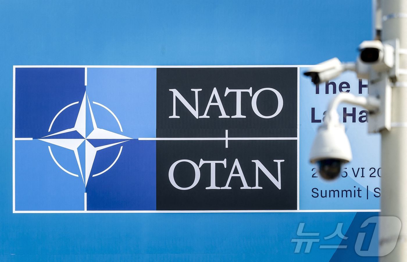 (헤이그 AFP=뉴스1) 김지완 기자 = 19일(현지시간) 네덜란드 헤이그 월드포럼 건물에 북대서양조약기구(NATO·나토) 로고가 붙어 있다. 나토 정상회의는 오는 24~25일 헤 …