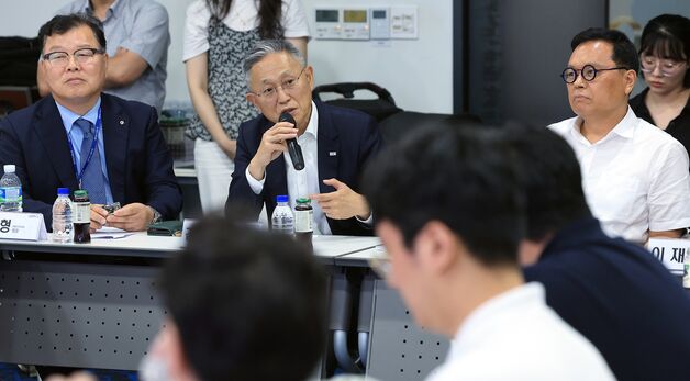 스타트업 대표 질문에 견해 밝히는 김종갑 대표