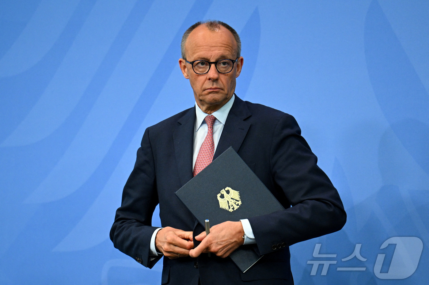 (베를린 로이터=뉴스1) 김지완 기자 = 18일(현지시간) 프리드리히 메르츠 독일 총리가 베를린에서 각 주의 총리들과 만난 후 기자회견에 참석하고 있다. 2025.06.18ⓒ 로이 …