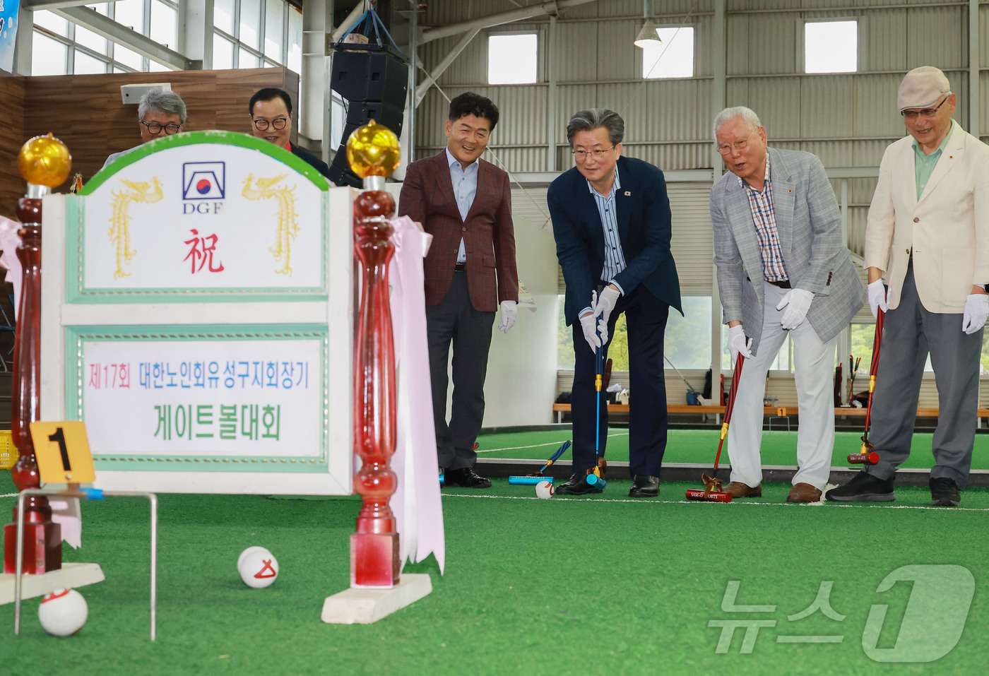 (대전=뉴스1) 이동원 기자 = 정용래 대전 유성구청장이 20일 대전 전천후게이트볼경기장에서 열린 ‘제17회 유성구지회장기 노인 게이트볼 대회’에 참석해 시타하고 있다.이번 대회는 …