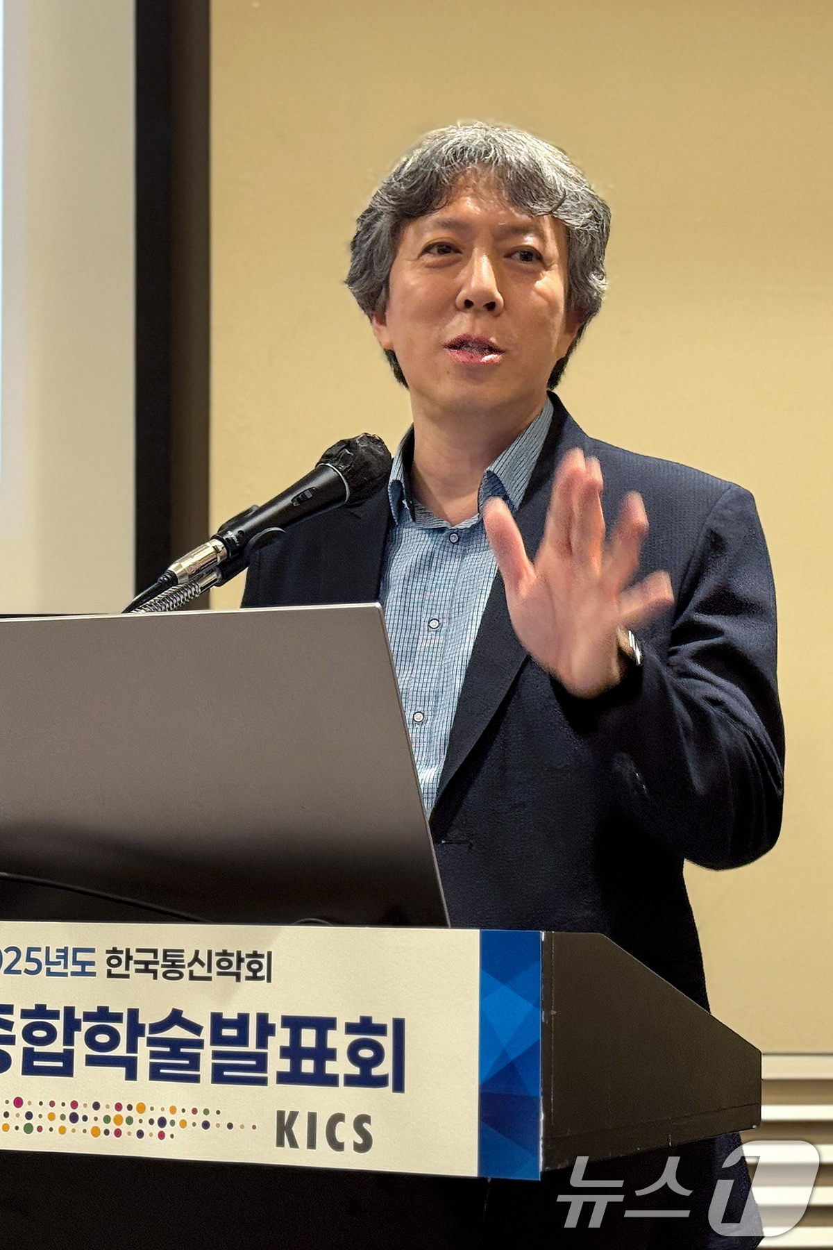 (서울=뉴스1) = KT가 올해 ‘한국통신학회 하계종합학술발표회’에서 산업계, 학계, 연구기관 참석자들을 대상으로 ‘AI시대의 사이버 보안‘(Cyber Security in the …