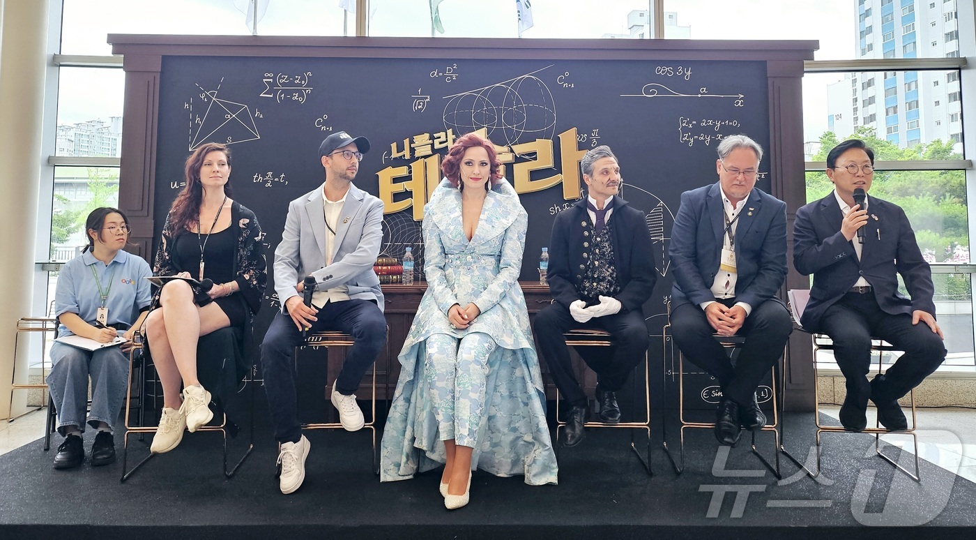 (대구=뉴스1) 남승렬 기자 = 20일 대구오페라하우스에서 제19회 대구국제뮤지컬페스티벌(DIMF·딤프) 개막작인 헝가리 뮤지컬 '테슬라' 기자간담회가 진행되고 있다.이날 간담회는 …