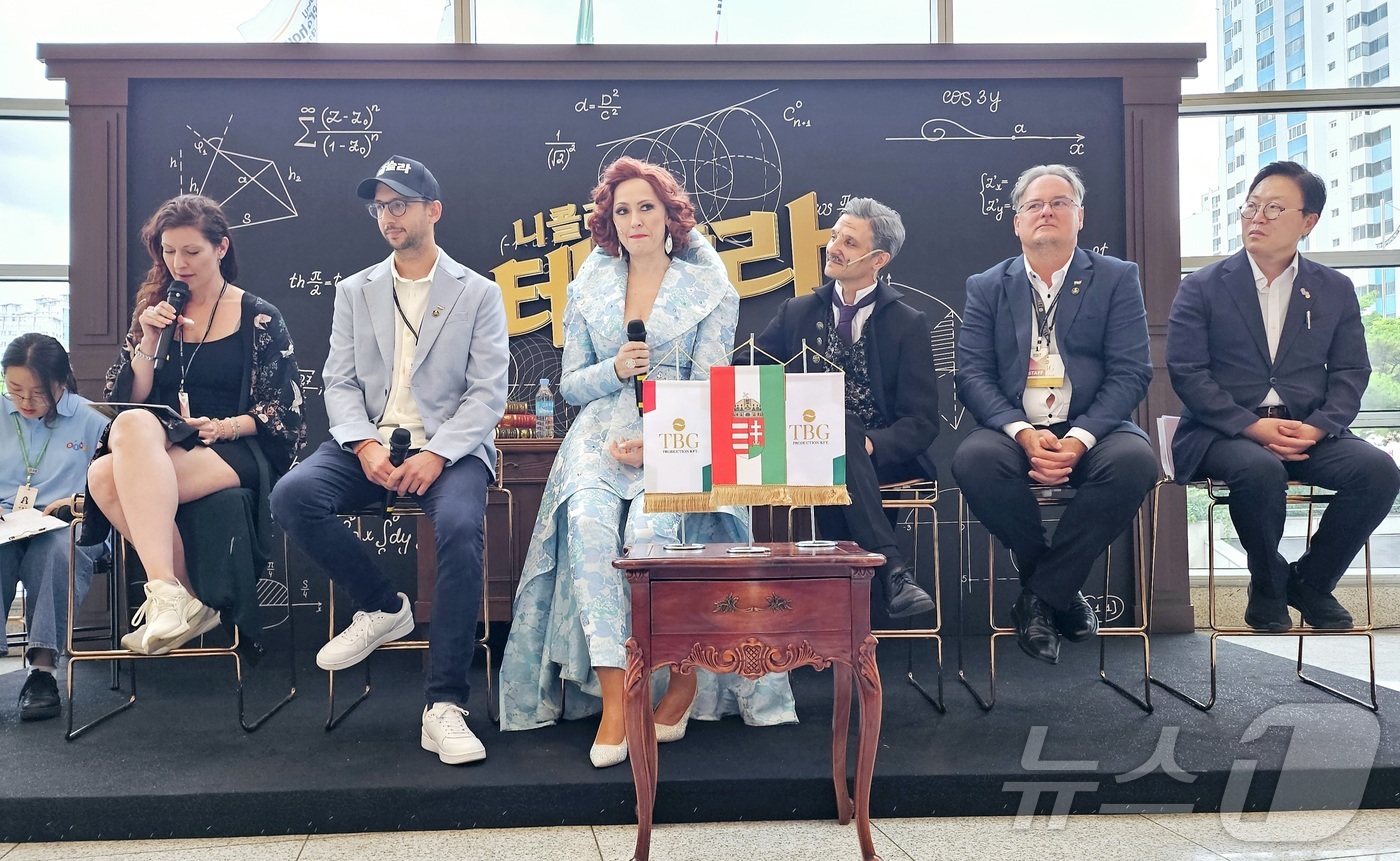 (대구=뉴스1) 남승렬 기자 = 20일 대구오페라하우스에서 제19회 대구국제뮤지컬페스티벌(DIMF·딤프) 개막작인 헝가리 뮤지컬 '테슬라' 기자간담회가 진행되고 있다.이날 간담회는 …