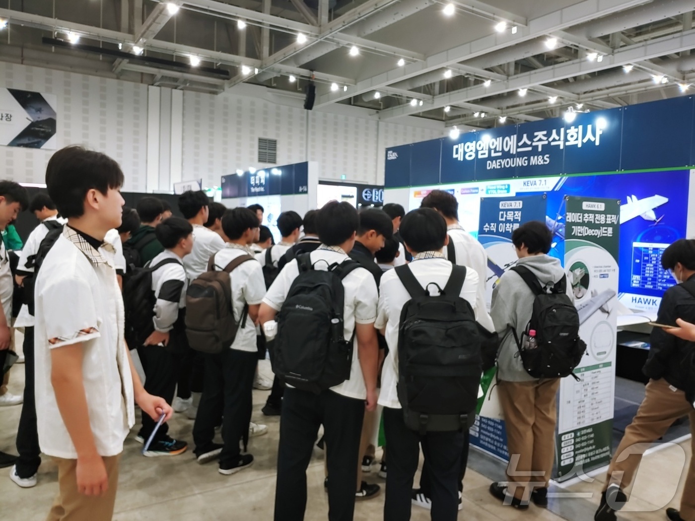 (대전=뉴스1) 김기태 기자 = 방산 협약형 특성화고인 충남기계공업고등학교 학생들이 20일 대전컨벤션센터에서 열린‘2025 InLEX KOREA 대한민국 국방산업 발전대전’을 참관 …