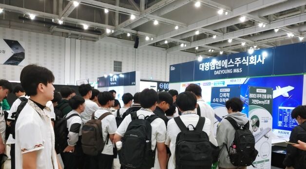국방산업 발전대전 참관하는 충남공고 학생