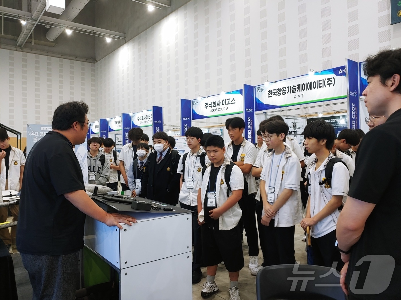 (대전=뉴스1) 김기태 기자 = 방산 협약형 특성화고인 충남기계공업고등학교 학생들이 20일 대전컨벤션센터에서 열린‘2025 InLEX KOREA 대한민국 국방산업 발전대전’을 참관 …