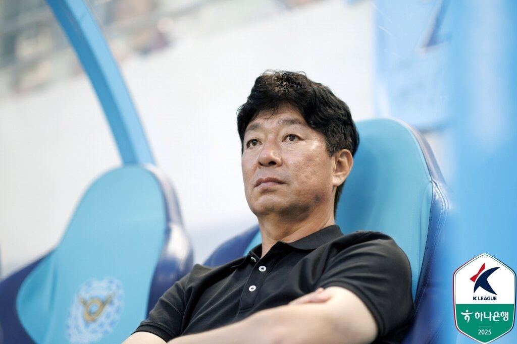 본문 이미지 - 대구FC의 지휘봉을 잡은 김병수 감독은 수비를 안정화 하는 지극히 현실적인 축구를 추구하고 있다. (한국프로축구연맹 제공)