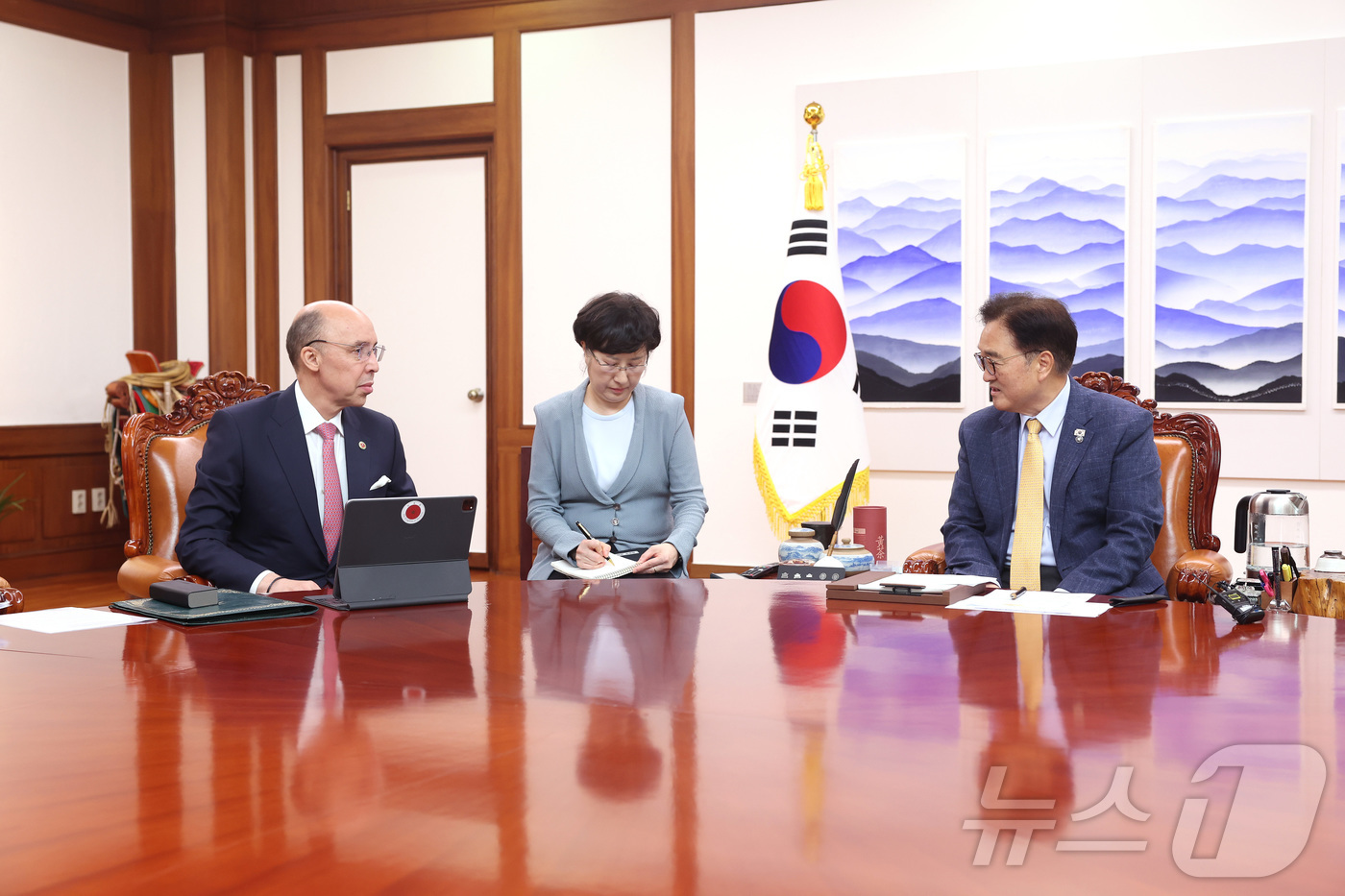 (서울=뉴스1) = 우원식 국회의장이 20일 오후 서울 여의도 국회에서 샤픽 라샤디 주한모로코대사를 접견하고 있다. (국회의장실 제공. 재판매 및 DB 금지) 2025.6.20/뉴 …