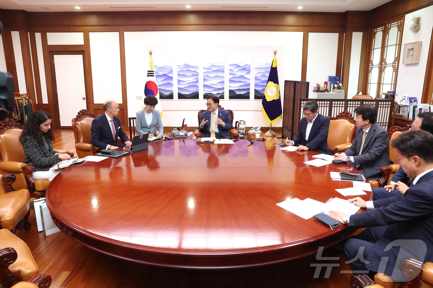 (서울=뉴스1) = 우원식 국회의장이 20일 오후 서울 여의도 국회에서 샤픽 라샤디 주한모로코대사를 접견하고 있다. (국회의장실 제공. 재판매 및 DB 금지) 2025.6.20/뉴 …