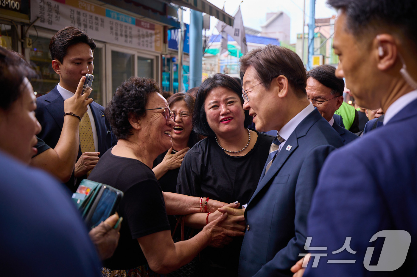 (서울=뉴스1) 박지혜 기자 = 이재명 대통령이 20일 울산 울주군 언양알프스시장을 방문해 시민들과 인사를 나누고 있다. (대통령실 제공. 재판매 및 DB 금지)   2025.6. …