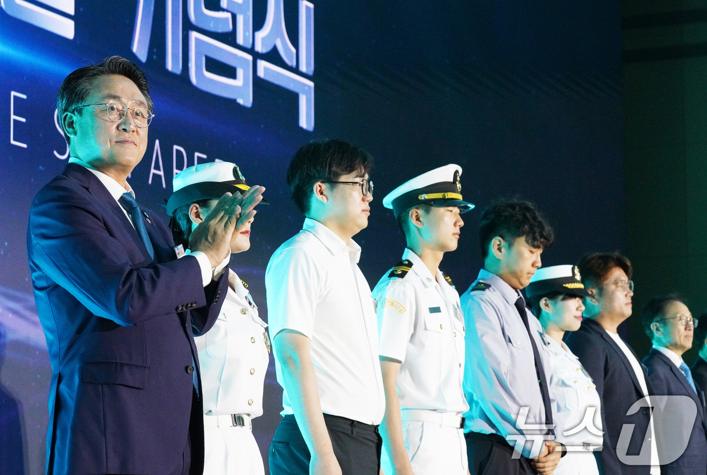 (서울=뉴스1) = 강도형 해양수산부 장관이 20일 부산항 국제컨벤션센터에서 열린 제2회 선원의 날 기념식에서 박수치고 있다. (해양수산부 제공. 재판매 및 DB 금지) 2025. …
