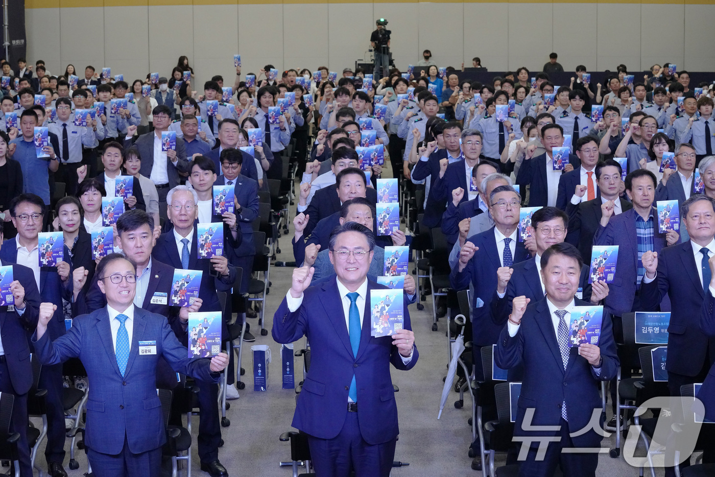 (서울=뉴스1) = 강도형 해양수산부 장관이 20일 부산항 국제컨벤션센터에서 열린 제2회 선원의 날 기념식에서 기념촬영을 하고 있다. (해양수산부 제공. 재판매 및 DB 금지) 2 …