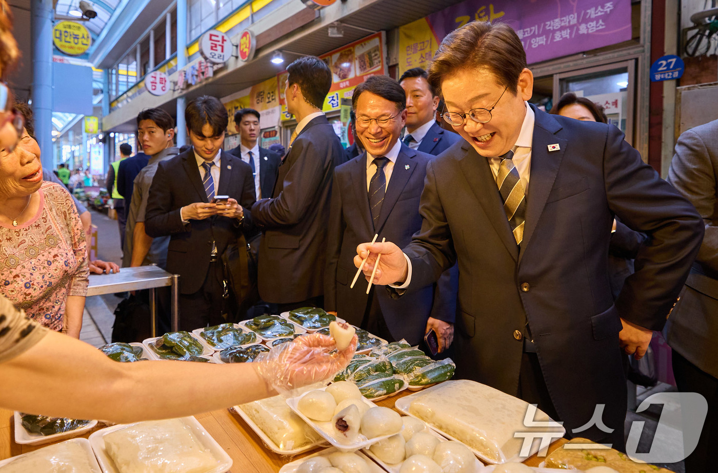 (서울=뉴스1) 박지혜 기자 = 이재명 대통령이 20일 울산 울주군 언양알프스시장을 방문하고 있다. (대통령실 제공. 재판매 및 DB 금지)  2025.6.20/뉴스1
