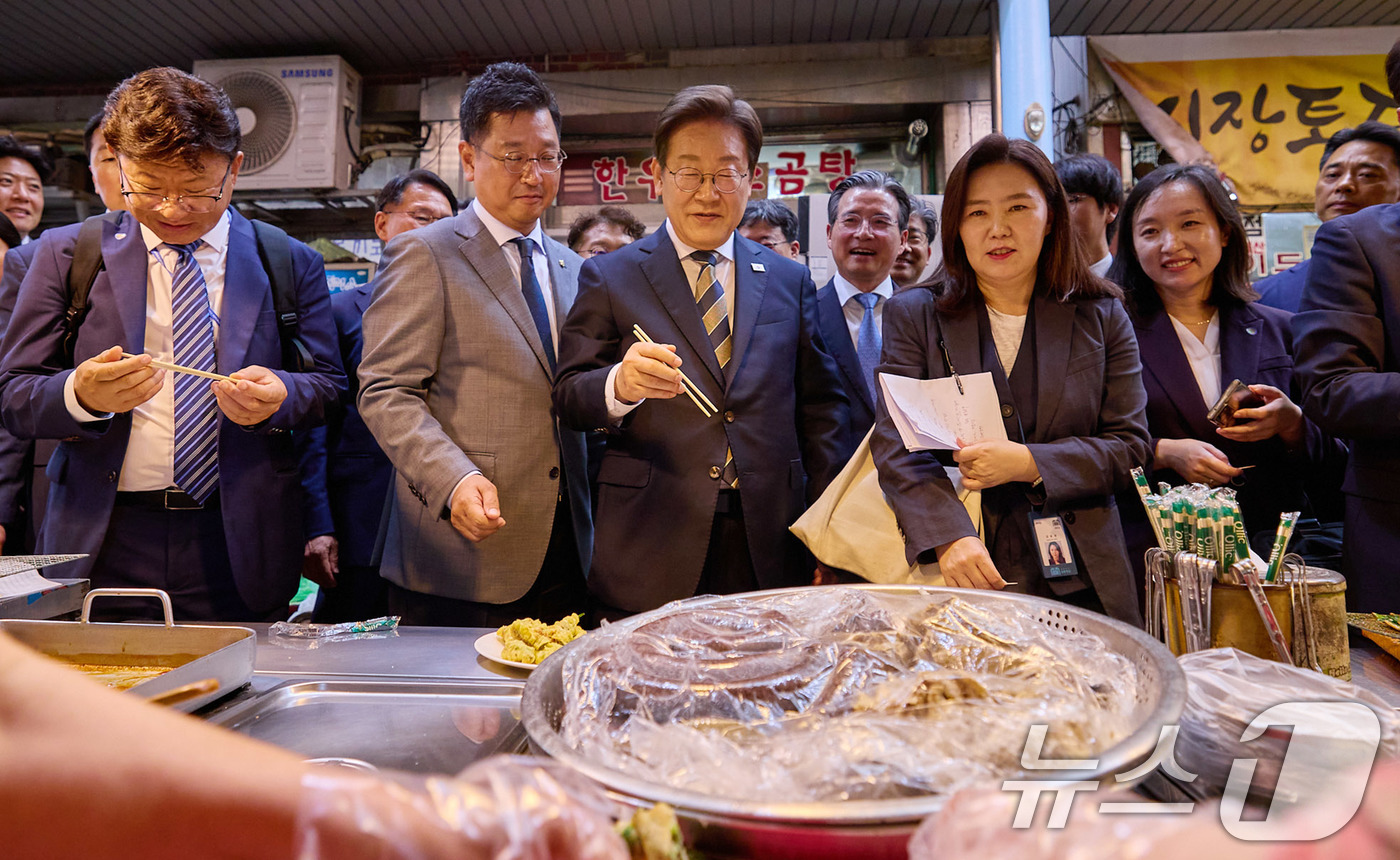 (서울=뉴스1) 박지혜 기자 = 이재명 대통령이 20일 울산 울주군 언양알프스시장을 방문해 튀김 등 분식을 주문하고 있다. (대통령실 제공. 재판매 및 DB 금지) 2025.6.2 …