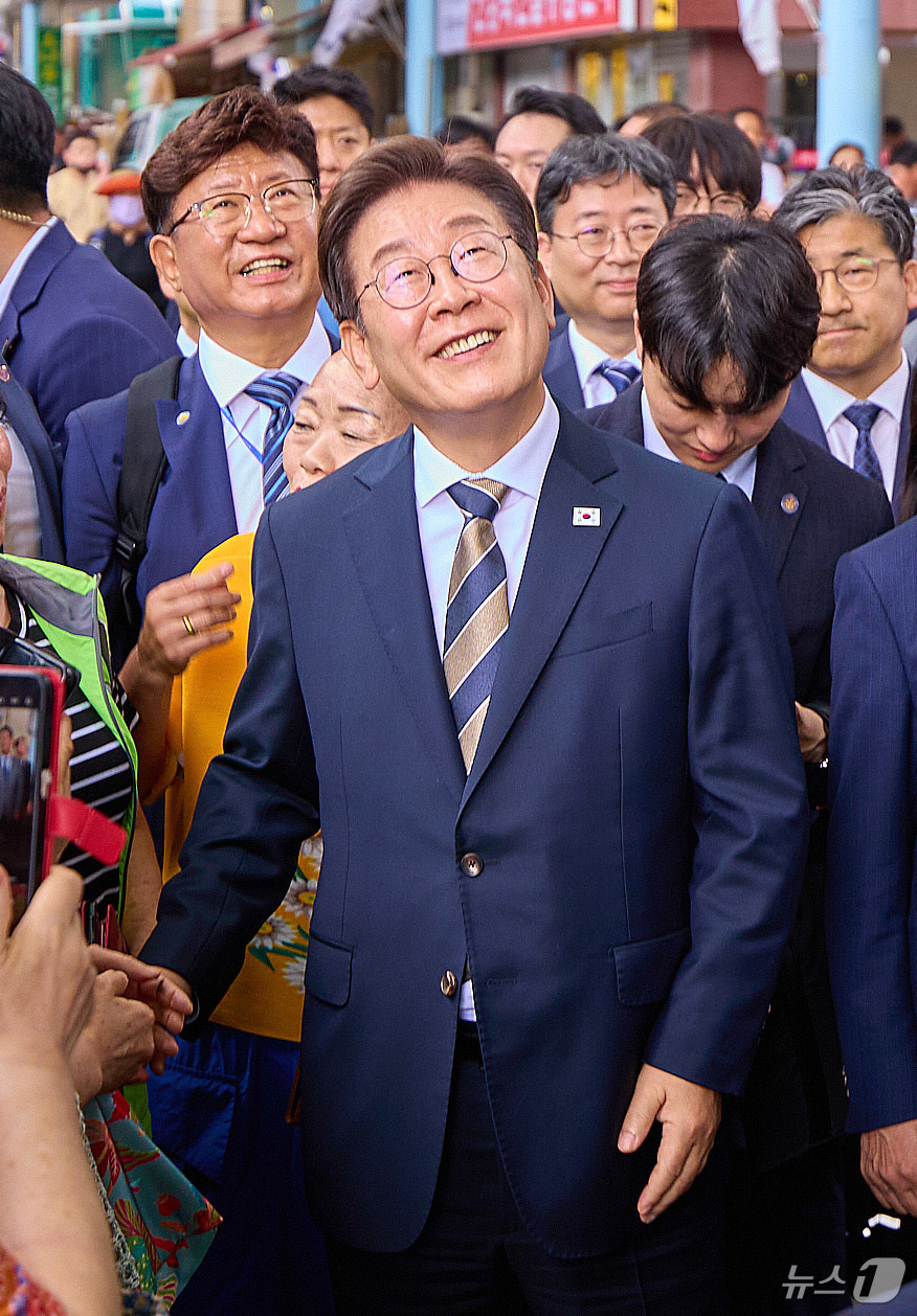 (서울=뉴스1) 박지혜 기자 = 이재명 대통령이 20일 울산 울주군 언양알프스시장을 방문하고 있다. (대통령실 제공. 재판매 및 DB 금지)  2025.6.20/뉴스1