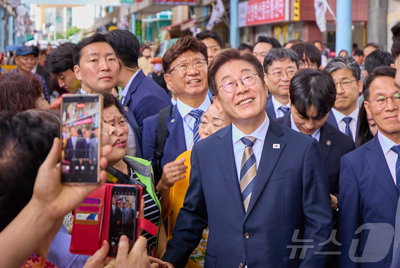 (서울=뉴스1) 박지혜 기자 = 이재명 대통령이 20일 울산 울주군 언양알프스시장을 방문하고 있다. (대통령실 제공. 재판매 및 DB 금지)  2025.6.20/뉴스1