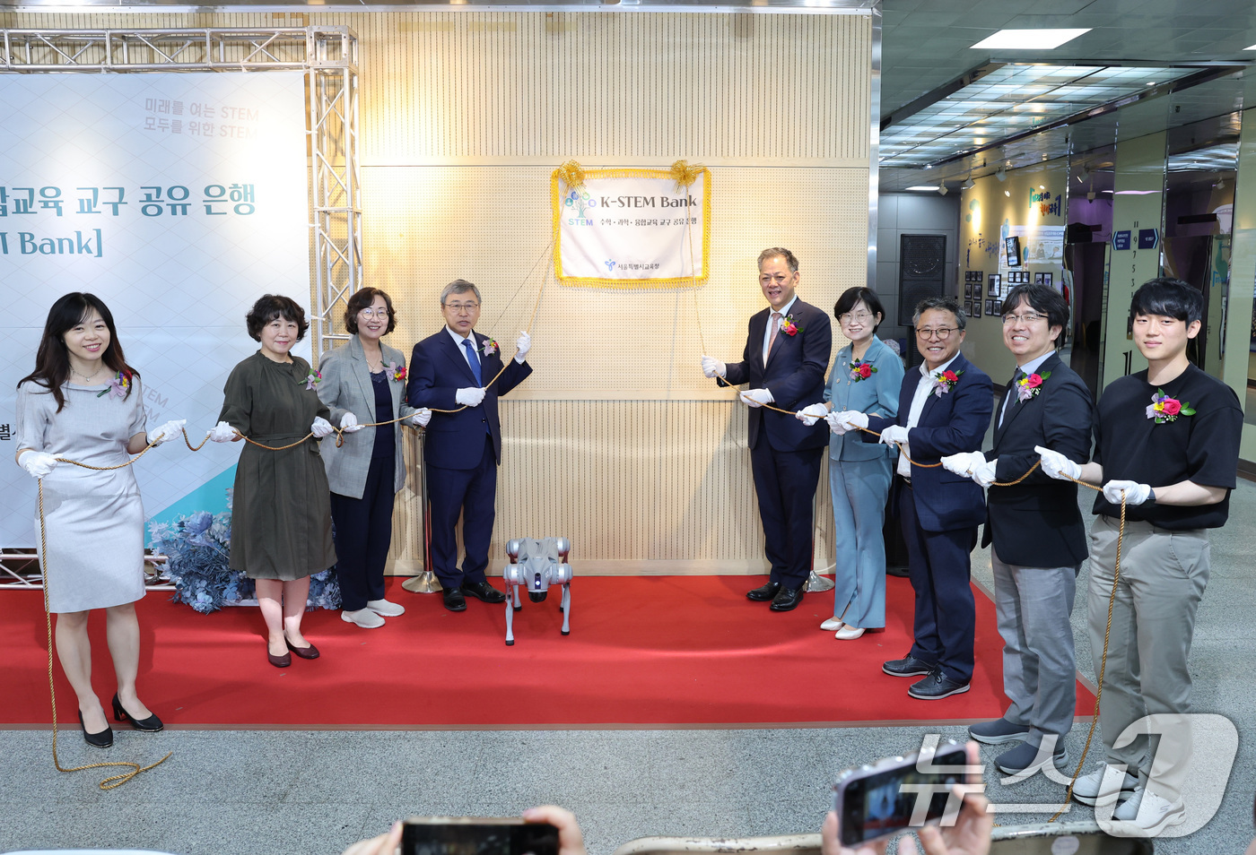 (서울=뉴스1) = 정근식 서울시교육감이 20일 오전 서울 종로구 서울시교육청에서 서울학생 탐구 활동 종합 지원을 위한 플랫폼 '수학·과학·교구중앙은행(K-STEM Bank) 설립 …
